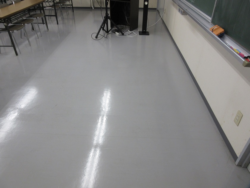 国際交通株式会社の社内研修用教室の様子|大規模清掃された教室内の床と机・椅子が整然と並ぶ環境で社内教育やセミナーを実施|社員研修・講習会場の整備風景