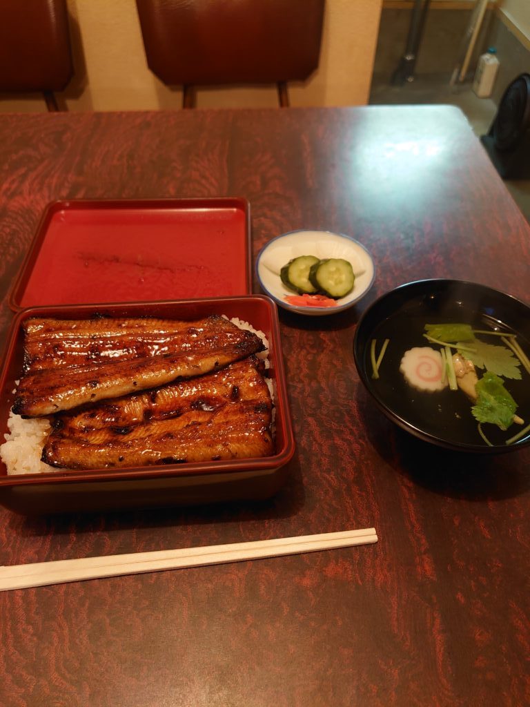 東京北区の鰻専門店・行田屋で提供される香ばしい国産うなぎのうな重定食とお吸い物のセット