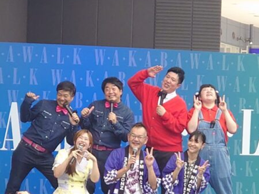 屋外イベントでポーズを決める人気お笑い芸人グループ。観客を笑顔にするステージパフォーマンスの様子