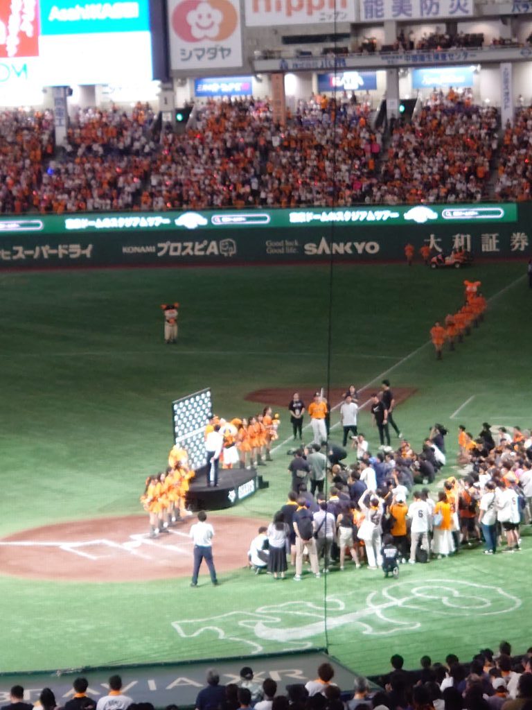 東京ドームで開催されたプロ野球試合後の表彰式の様子。グラウンド中央に表彰台が設置され、報道陣と選手たちが集まる盛大なセレモニーシーン。