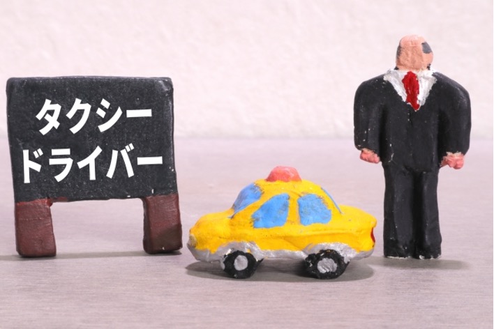 タクシードライバーとタクシーの粘土細工