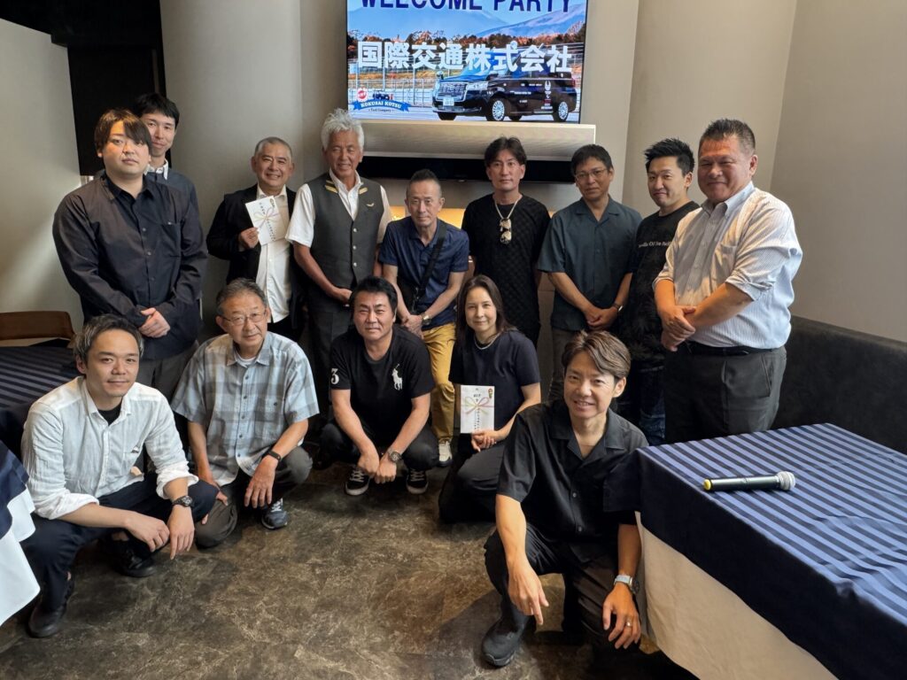 国際交通Welcome Lunch Party2025の集合写真｜社員と代表が笑顔で記念撮影