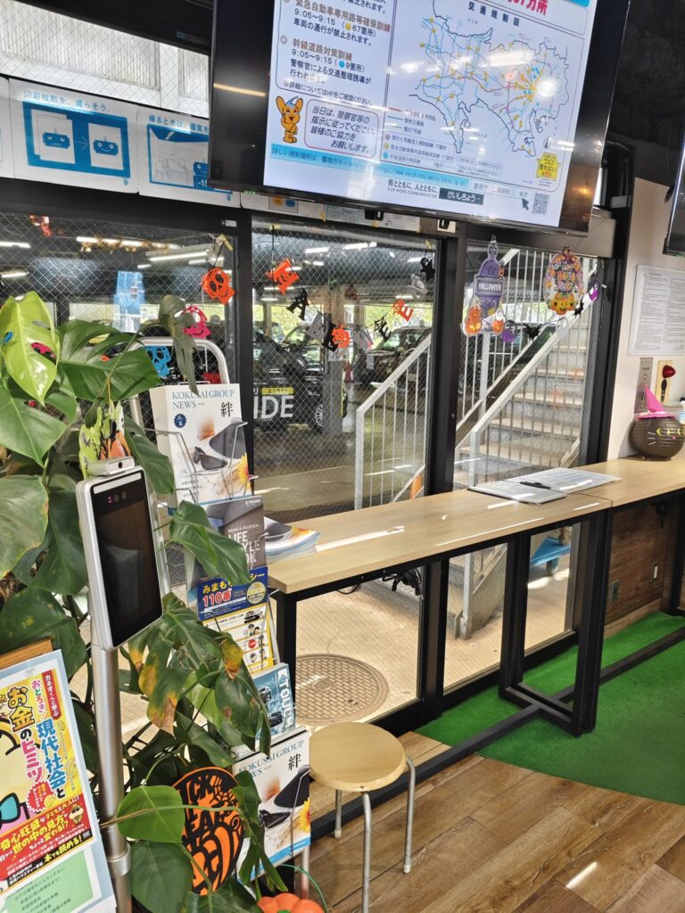 国際交通オフィス受付カウンターに設置されたハロウィンガーランドとパンプキン装飾