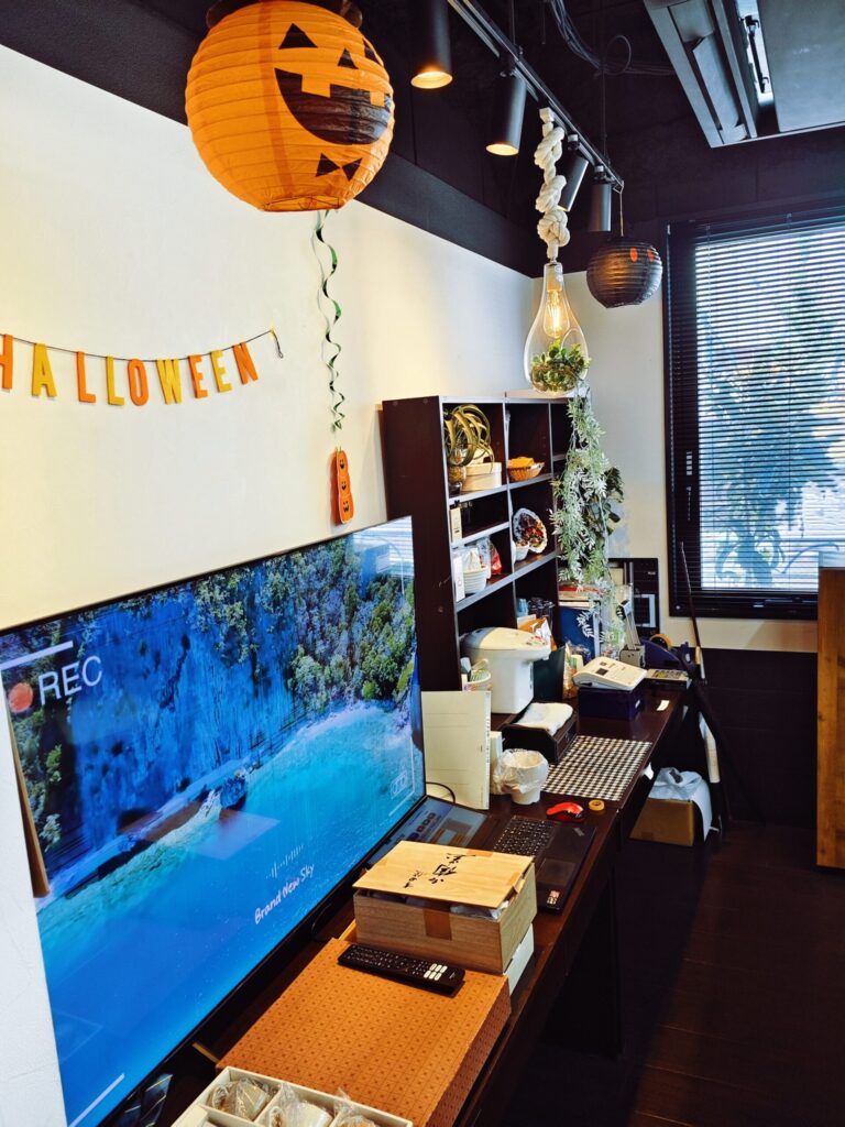 国際交通オフィス休憩スペースに吊るされたパンプキンランタンとブラックランタンのハロウィン装飾