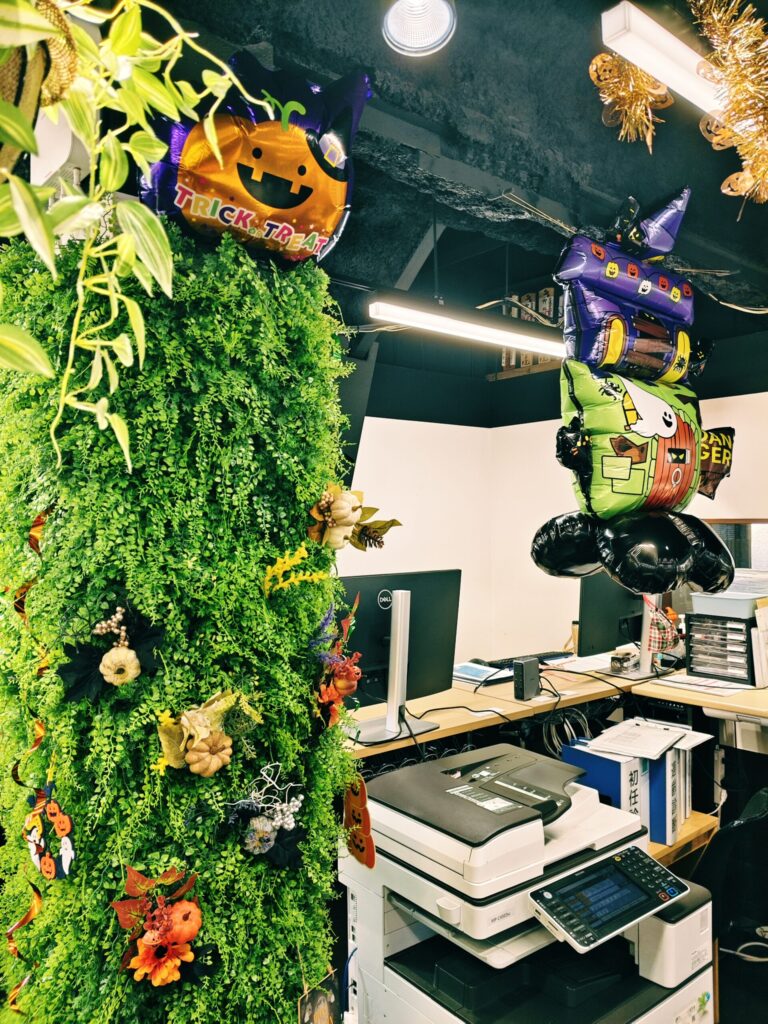 社内オフィスのグリーンポールにハロウィンのかぼちゃバルーンと飾り付けをした様子｜国際交通のハロウィン装飾と季節イベント