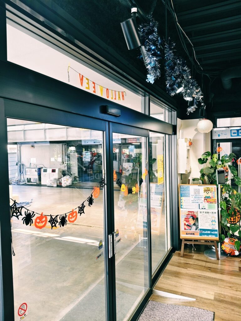 国際交通オフィスの観葉植物の柱に取り付けられたハロウィンバルーンと秋の装飾