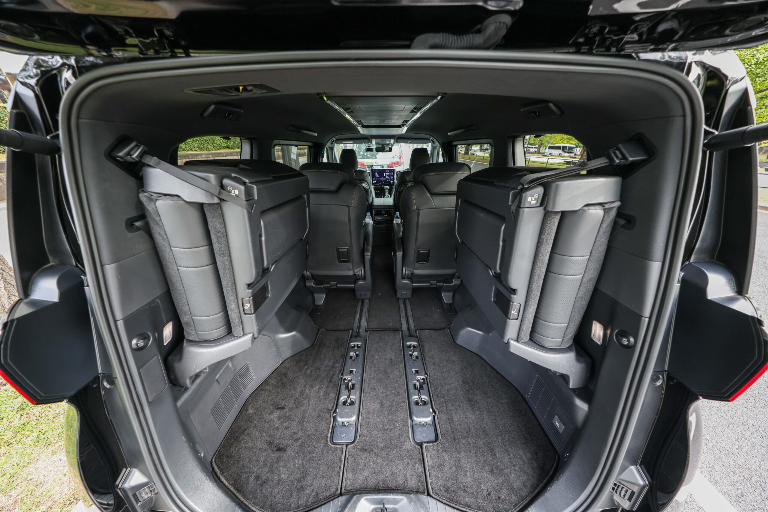 新型アルファード3列目荷室