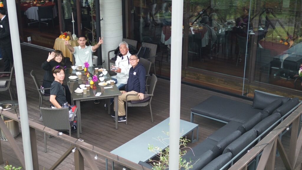 TOUCH Premium Test Driveのランチ風景。國際グループのレストラン桜鏡のテラス席で参加者が食事を楽しむ様子