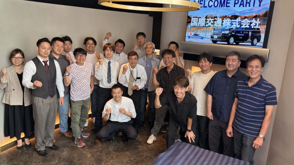 新人歓迎会に参加した社員による集合写真｜国際交通株式会社の社内イベント