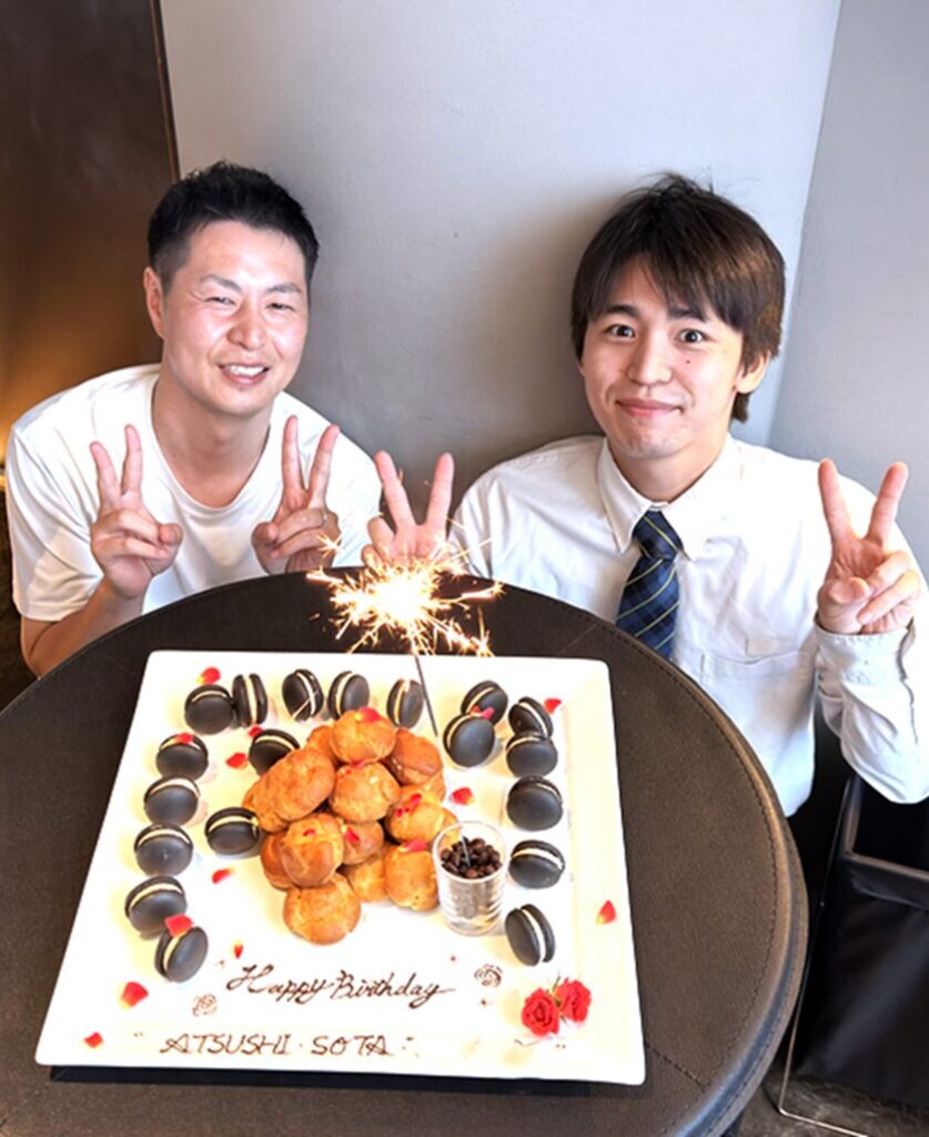 7月3日に開催された新人歓迎会で、新人ドライバーの誕生日を祝う社内イベントの様子