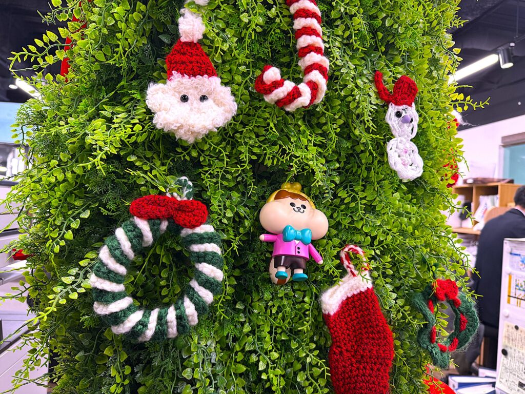 国際交通株式会社のオフィスに飾られた手編みのサンタクロースやリースなどのクリスマスオーナメントを近距離で写した写真