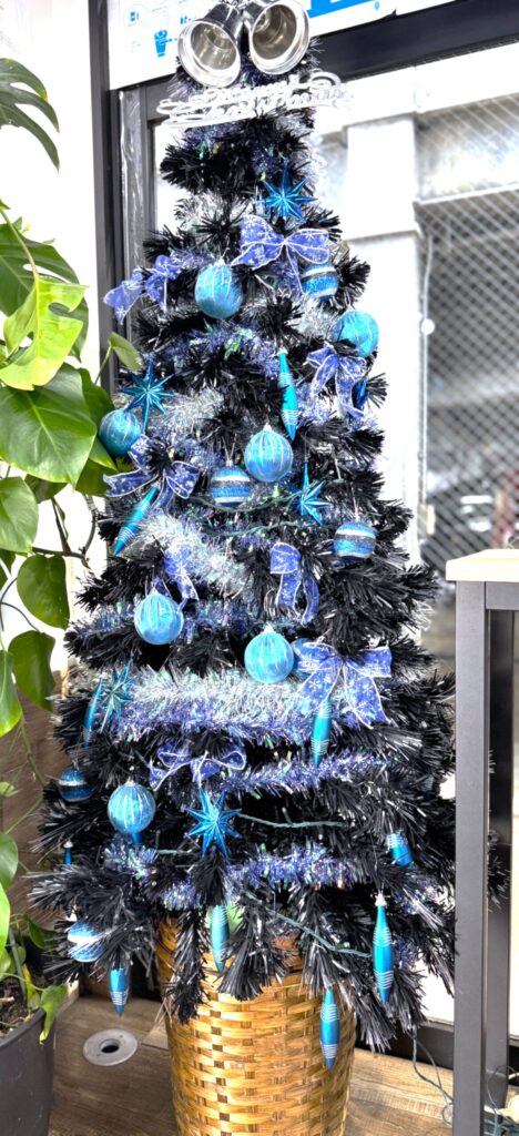 国際交通株式会社のエントランス付近に設置された黒と青を基調にしたクリスマスツリーを写した写真