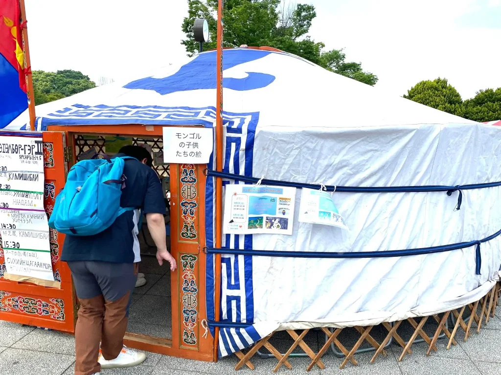 イベント会場に設置されたモンゴルのゲル内部見学