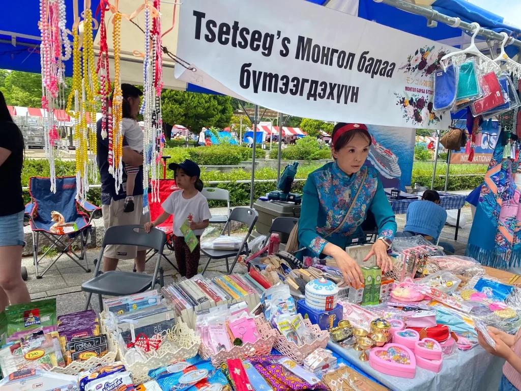 モンゴル雑貨やアクセサリーを販売する屋台の様子ハワリンバヤル会場のモンゴル物産ブース