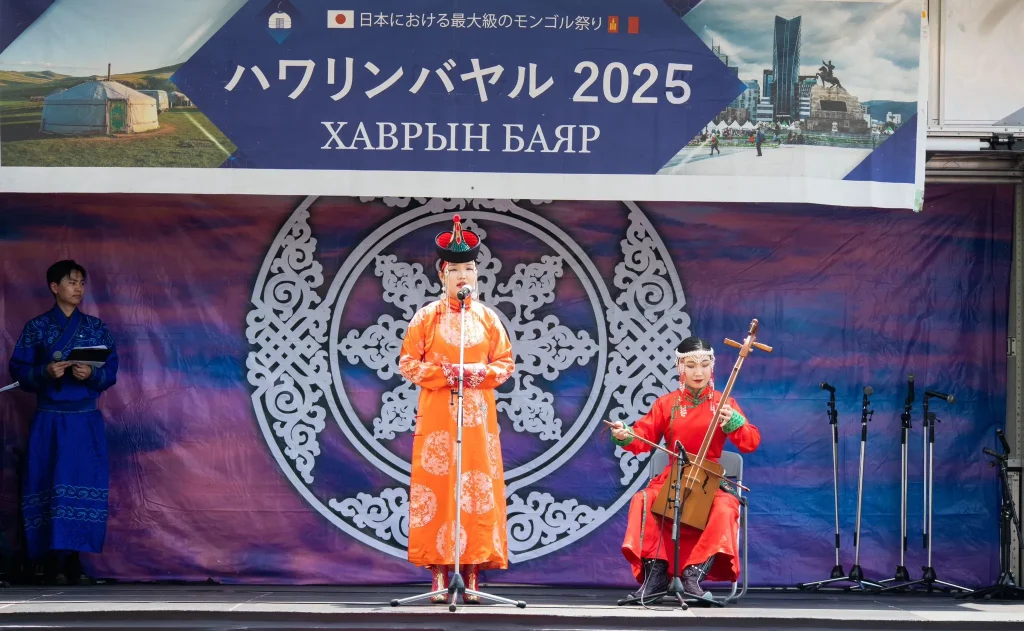 ハワリンバヤルの音楽ステージでの伝統演奏